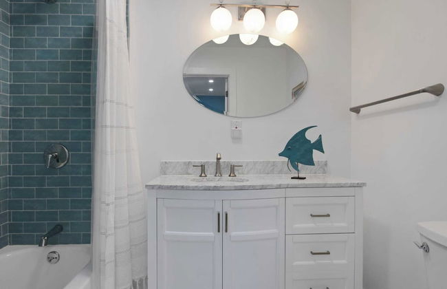 Shem Creek Retreat by Avantstay 10 Mins to Downtown Charleston Yard + Patio - Photo 19