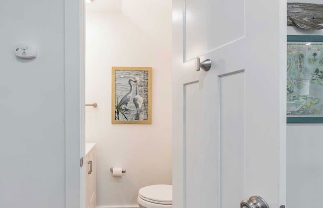 Shem Creek Retreat by Avantstay 10 Mins to Downtown Charleston Yard + Patio - Photo 20