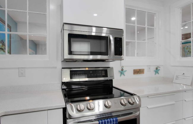 Shem Creek Retreat by Avantstay 10 Mins to Downtown Charleston Yard + Patio - Photo 13