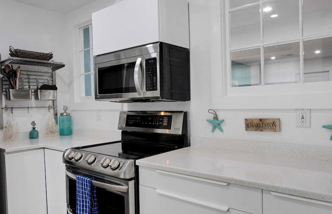 Shem Creek Retreat by Avantstay 10 Mins to Downtown Charleston Yard + Patio - Photo 11
