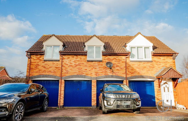 Host Stay Chichester Close - Photo 3