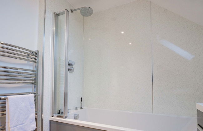 Host Stay Chichester Close - Photo 20