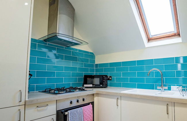 Host Stay Chichester Close - Photo 1