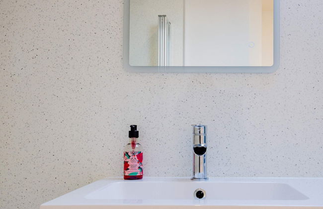 Host Stay Chichester Close - Photo 19