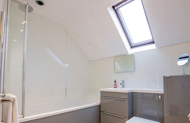 Host Stay Chichester Close - Photo 4