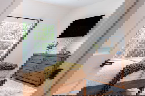 Photo 53 - Luxuriously Lakeside by Avantstay Lakefront Retreat w Game Room