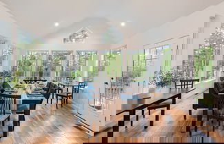 Foto 1 - Luxuriously Lakeside by Avantstay Lakefront Retreat w Game Room
