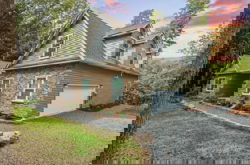 Photo 7 - Luxuriously Lakeside by Avantstay Lakefront Retreat w Game Room