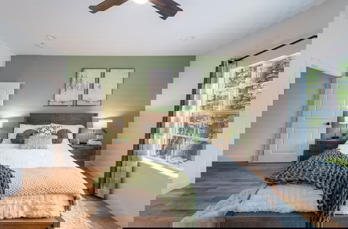 Photo 51 - Luxuriously Lakeside by Avantstay Lakefront Retreat w Game Room