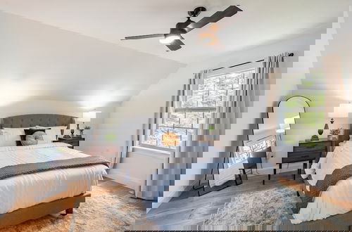 Photo 32 - Luxuriously Lakeside by Avantstay Lakefront Retreat w Game Room