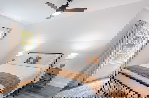 Photo 42 - Luxuriously Lakeside by Avantstay Lakefront Retreat w Game Room