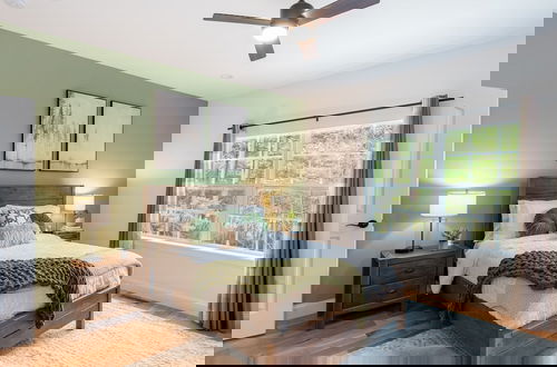 Photo 50 - Luxuriously Lakeside by Avantstay Lakefront Retreat w Game Room