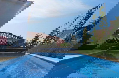 Foto 15 - Sophisticated and Chic Villa With Pool