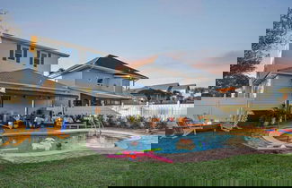 Foto 1 - 7bdr w/ Private Pool, Hot Tub, Fire Pit, Walk to Beach Tidal Wave by Avantstay