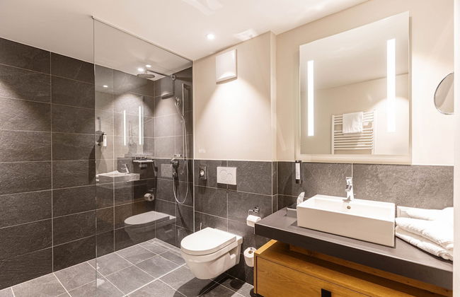 Spacious Apartment With Shared Pool - Photo 8
