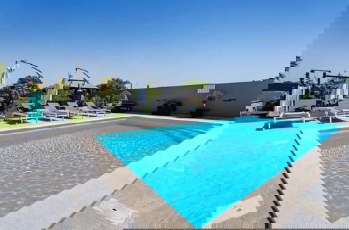 Foto 24 - Luxury Villa With Swimming Pool and Terrace