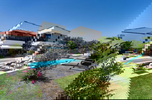 Foto 23 - Luxury Villa With Swimming Pool and Terrace