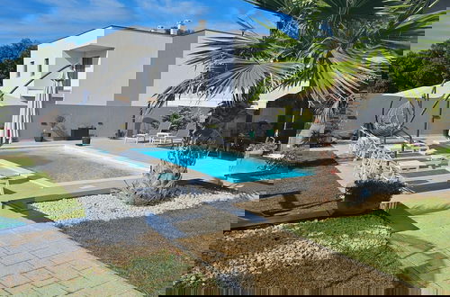 Foto 26 - Luxury Villa With Swimming Pool and Terrace