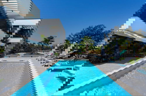 Foto 19 - Luxury Villa With Swimming Pool and Terrace