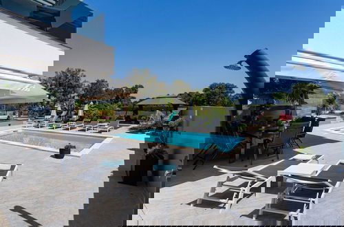 Foto 21 - Luxury Villa With Swimming Pool and Terrace
