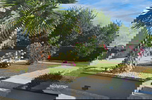 Foto 36 - Luxury Villa With Swimming Pool and Terrace