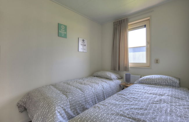 Modern Chalet With Combi Microwave, Near Rockanje - Photo 2