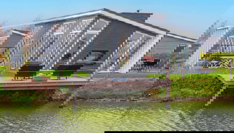 Foto 1 - Modern Chalet on the Water at a Holiday Park