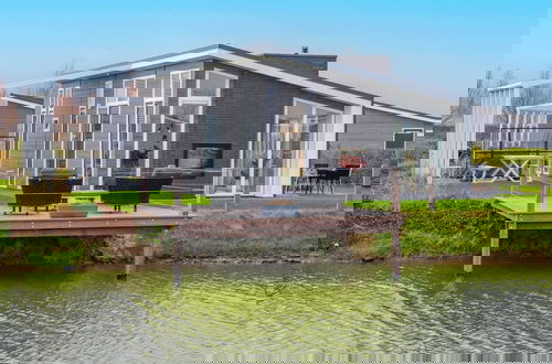 Foto 1 - Modern Chalet on the Water at a Holiday Park