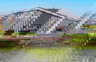 Foto 1 - Modern Chalet on the Water at a Holiday Park