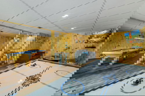 Foto 31 - Cabin w/ Hot Tub, Theater & Games!