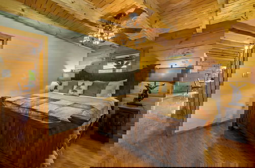 Foto 8 - Cabin w/ Hot Tub, Theater & Games!