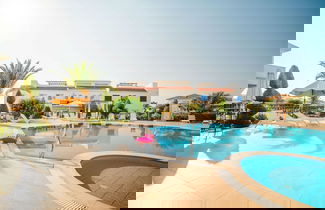 Foto 1 - Sunny and Family Friendly Apartment Directly at the Pool