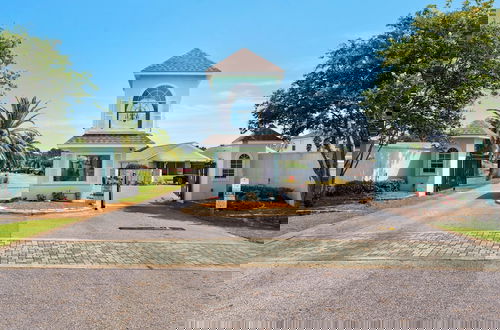 Foto 48 - Spacious Home With Pools & Playground