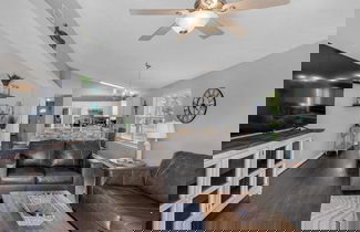 Foto 1 - Spacious Home With Pools & Playground