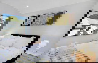 Foto 1 - Style Serenity Townhouse with Parking