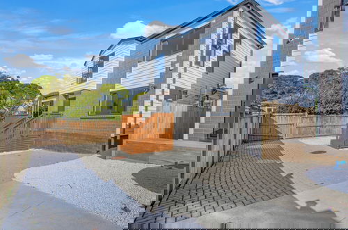 Foto 2 - Style Serenity Townhouse with Parking