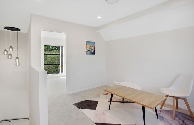 Style Serenity Townhouse with Parking - Foto 11