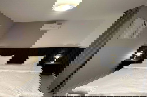 Foto 5 - Stylish Luxe Apartment Fr