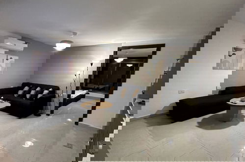 Foto 15 - Stylish Luxe Apartment Fr