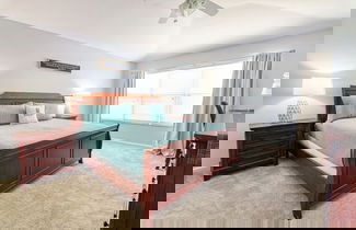 Foto 2 - Christopher's Windsor Hills Home