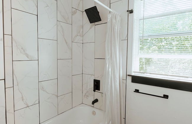 Cozy 6BR Home Near Plaza Dist -sleeps 15 - Foto 56