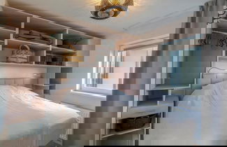 Foto 2 - Cozy Apartment Near Beach