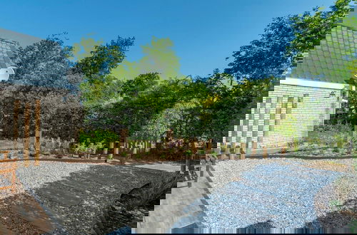Foto 15 - Holiday Home With Elegant Garden