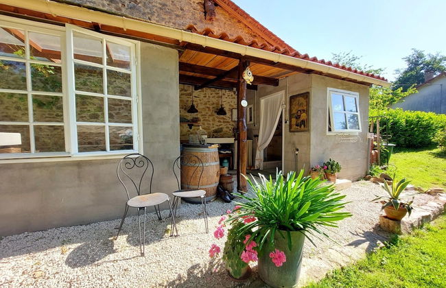 Romantic Cottage With Shared Swimming Pool - Photo 79