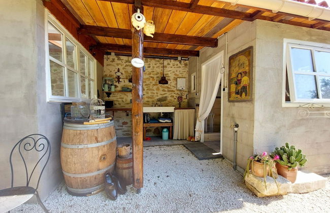 Romantic Cottage With Shared Swimming Pool - Photo 43