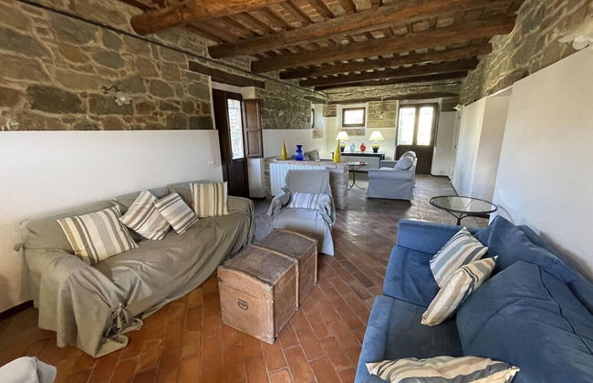 Spacious Holiday Home With Swimming Pool - Photo 14