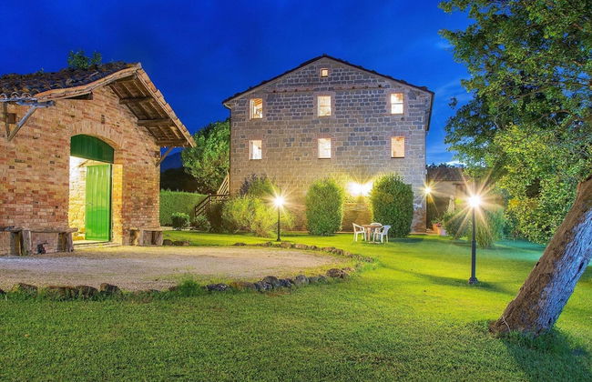 Spacious Holiday Home With Swimming Pool - Photo 39