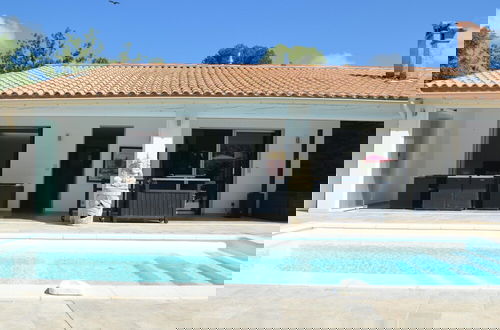 Foto 23 - Modern Holiday Home With Private Pool and Garden