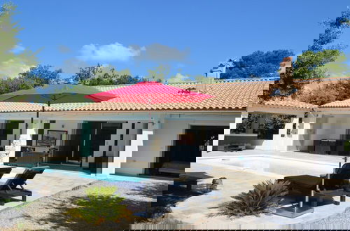 Foto 18 - Modern Holiday Home With Private Pool and Garden