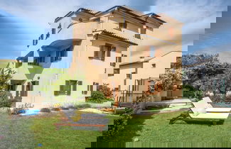 Foto 1 - Spacious Home With Private Terrace and Garden